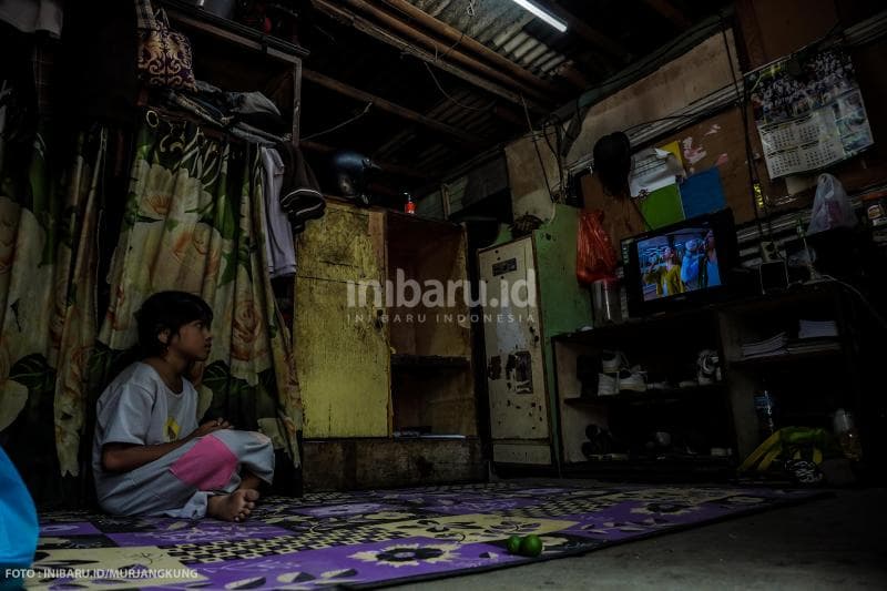 Di bawah bangunan seadanya, menonton televisi menjadi hiburan sederhana yang bisa dilakukan warga Kampung Cakrawala.&nbsp;