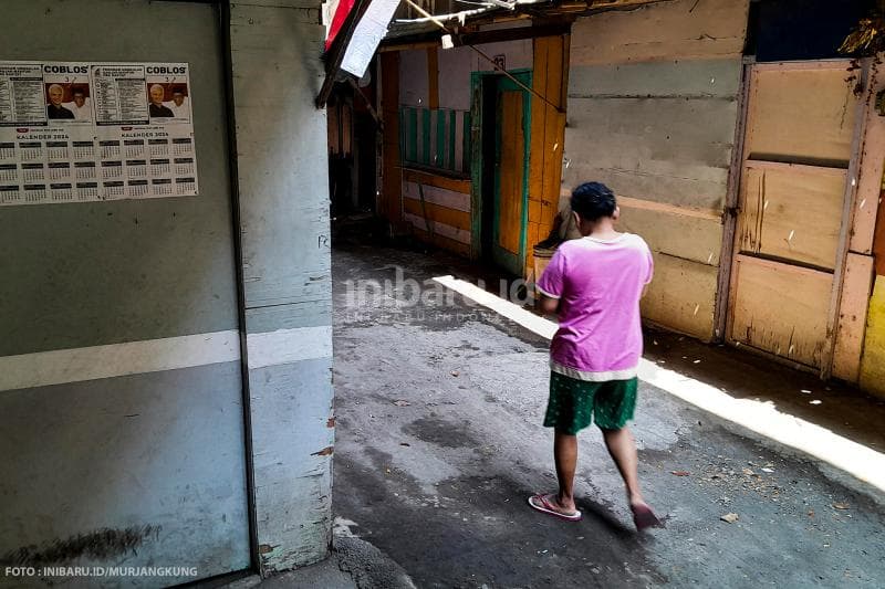 Meski nggak bisa menuliskan Kampung Cakrawala dalam kolom alamat KTP mereka, warga tetap menjadi sasaran kampanye pada Pemilu 2024 ini.&nbsp;