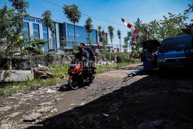 Warga Kampung Cakrawala beranggapan, RS Samsoe Hidajat yang baru saja dibangun memiliki drainase yang buruk, sehingga mengakibatkan banjir di permukiman mereka.&nbsp;&nbsp;