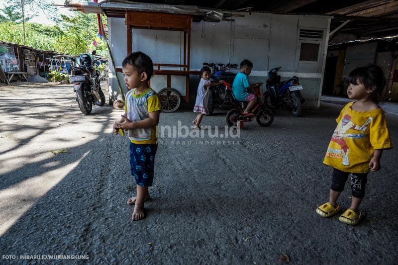 Di mana pun berada, anak-anak selalu riang, termasuk di kolong jalan layang yang sehari-hari bergelut dengan polusi udara dan suara.&nbsp;