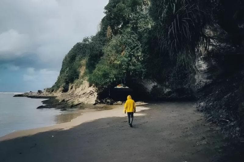 Pantai Karangbolong berjarak kurang lebih 35 km dari pusat kota Kebumen. (Instagram/@explore_kebumen)