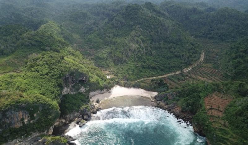 Pantai Krokoh jarang dikunjungi wisatawan karena jaraknya sangat jauh dari pusat Kota Yogyakarta, Wonogiri, maupun Pacitan. (Googleuser/Rochmat Purwanto)