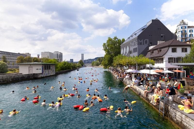 Berenang di sungai menuju tempat kerja atau pulang dari tempat kerja bukan hal aneh dilakukan saat musim panas di Swiss. (Popupcity/Lucía de Mosteyrín Muño)