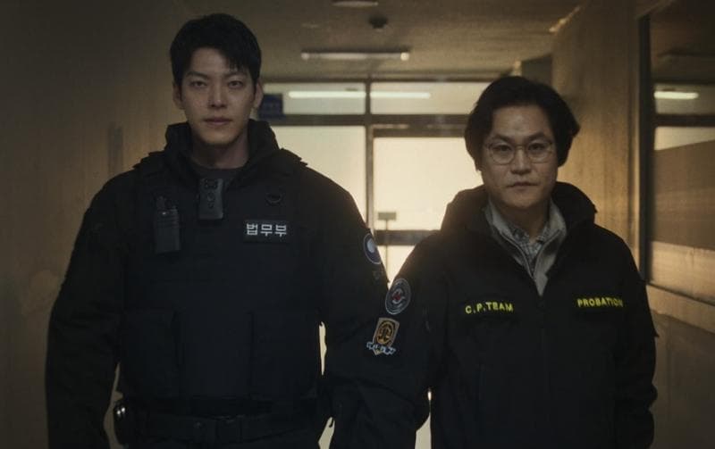 'Officer Black Belt' dibintangi Kim Woobin. (Netflix)