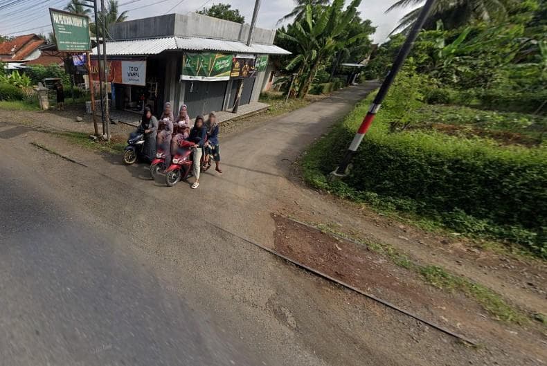 Contoh rel sisa jalur kereta Purwokerto-Wonosobo zaman dahulu yang sudah hilang. (Google Street View)