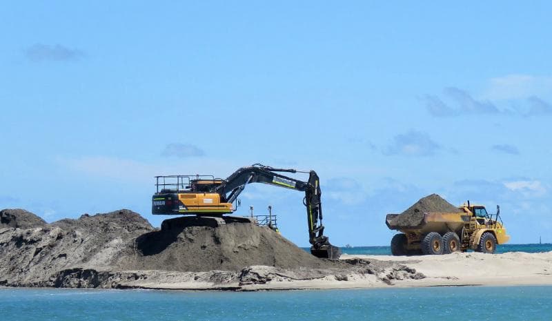 Menjual pasir laut bisa merusak lingungan. (Mongabay)