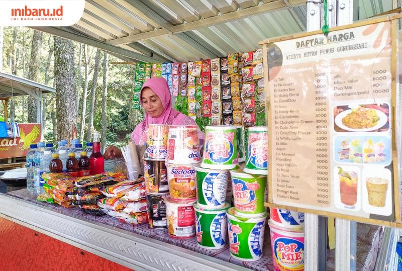 Wartini sedang menyiapkan pesanan pengunjung di warung kecilnya. (Inibaru.id/ Rizki Arganingsih)