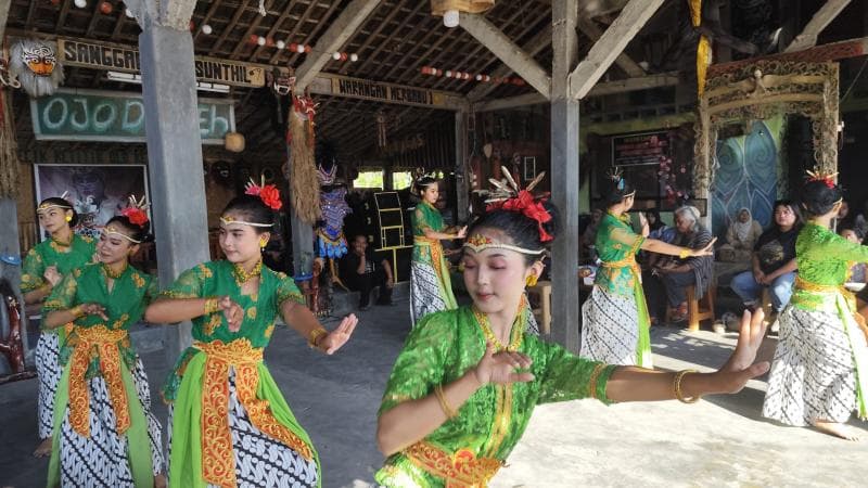 Para penari dari Sanggar Dhom Sunthil di pembukaan Festival Lima Gunung 2024 (Bernas/Deny Hermawan)