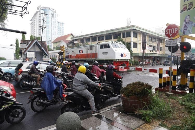 Masyarakat harus berhati-hati ketika hendak menyeberangi perlintasan kereta api.(bumn)