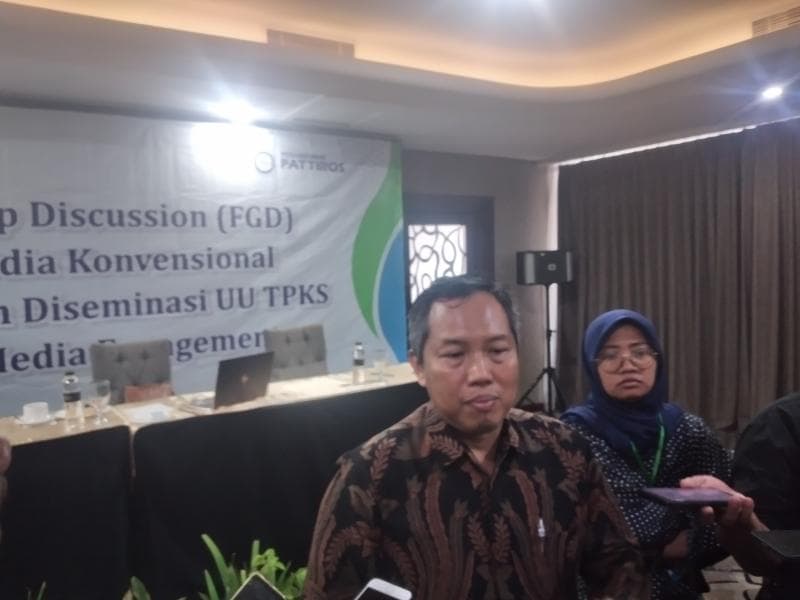 Asisten Deputi Perumusan Kebijakan Perlindungan Hak Perempuan KemenPPA Agung Budi Santoso memberikan keterangan kepada media terkait implementasi UU Tindak Pidana Kekerasan Seksual (TPKS) (Inibaru.id/ Danny Adriadhi Utama).