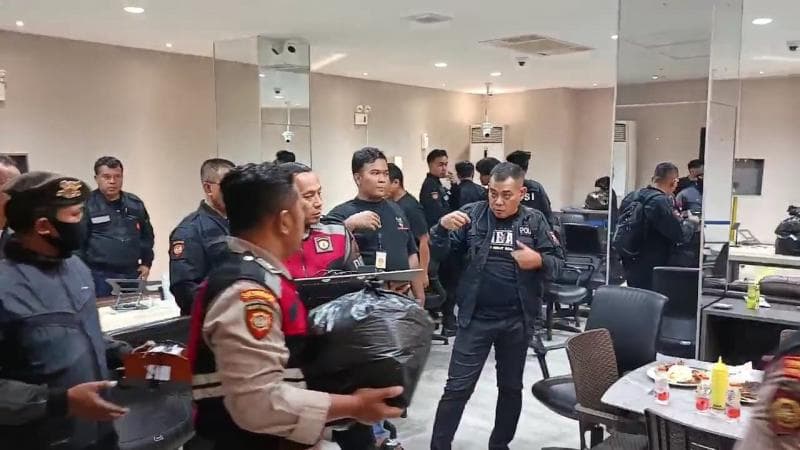 Penyidik Polrestabes Semarang Tengah menyita barang bukti judi kasino yang berkedok ruko tempat hiburan. (Polda Jateng)