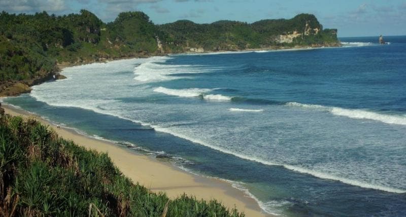 Pantai Nampu di Wonogiri, Jawa Tengah. (Pesonaindo)