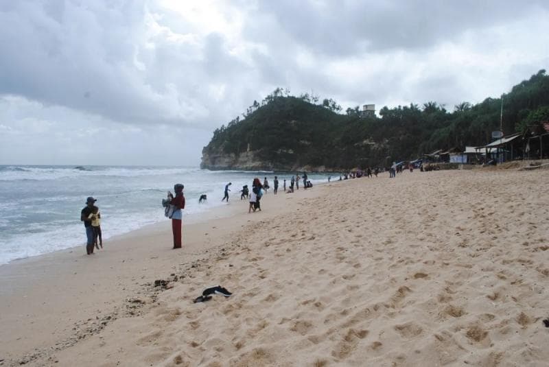 Pantai Nampu dikenal masih bersih dan nggak terlalu ramai. (Mongotrip)