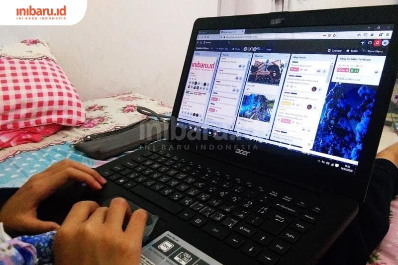 Rebahan sambil mengikuti pertemuan online? Bisa-bisa saja sih. (Inibaru.id/ Isma Swastiningrum)