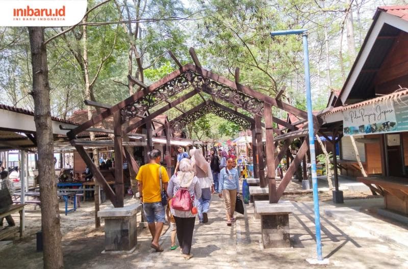 Wisata alam di Pulau Panjang, Jepara tampak ramai dikunjungi wisatawan. (Inibaru.id/ Sekarwati)