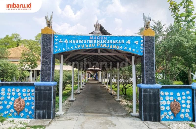 Makam Habib Syeikh Abu Bakar yang berlokasi agak ke dalam di Pulau Panjang.&nbsp;(Inibaru.id/ Sekarwati)