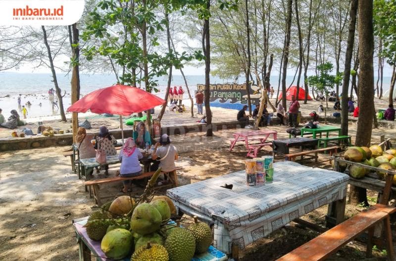 Saat menikmati suasana di Pulau Panjang, kamu nggak akan kelaparan karena ada banyak warung yang menyediakannya. (Inibaru.id/ Sekarwati)