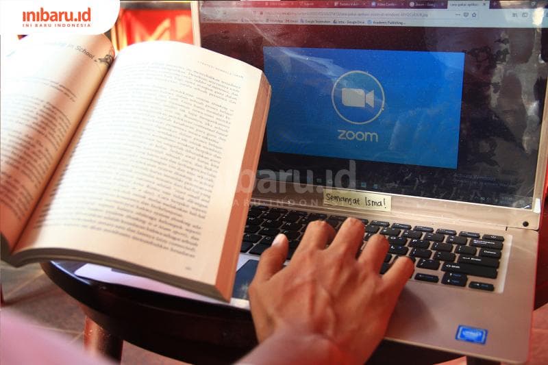 Mempertimbangkan keamanan dalam menggunakan aplikasi-aplikasi teleconference. (Inibaru.id/ Triawanda Tirta Aditya)