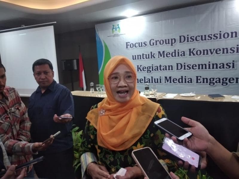 Pakar Gender Unnes Prof Dr Tri Marhaeni Pudji Astuti saat memberikan keterangan pers ke wartawan. (Inibaru.id/Danny Adriadhi Utama)