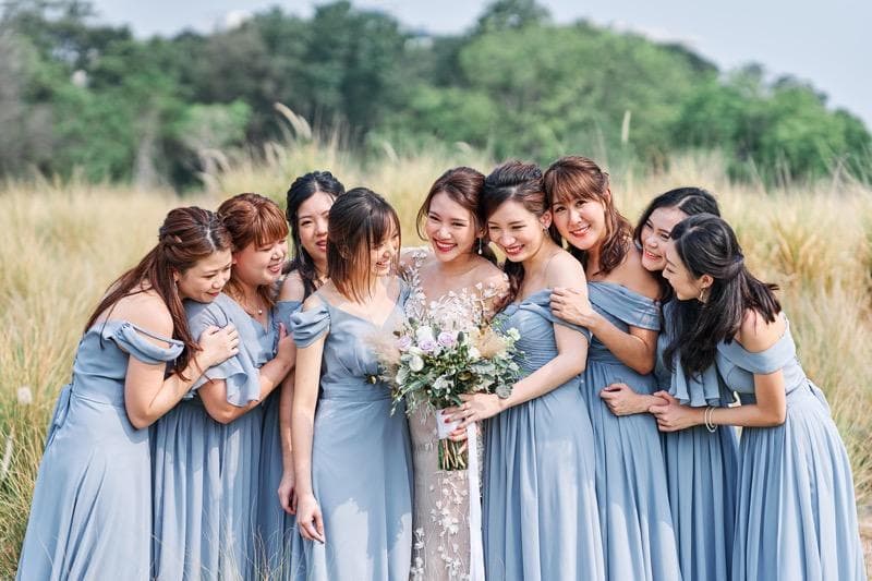 Bridesmaid memberikan dukungan emosional kepada mempelai perempuan. (Singaporebrides)