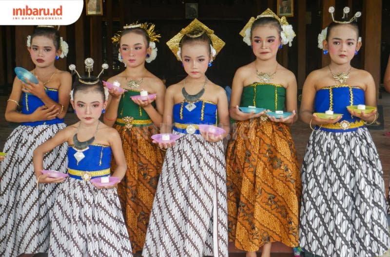 Siswa kelas Alit di Sanggar Budaya Padma Baswara berfoto bersama setelah penampilan Tari Lilin yang mereka bawakan di hadapan para orang tua. (Inibaru.id/ Sekarwati)