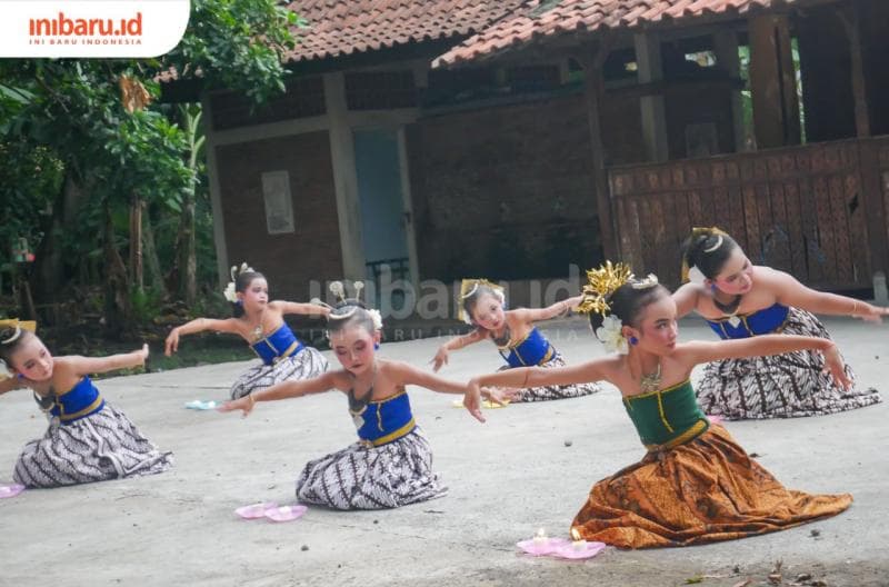 Siswa kelas Alit menampilkan Tari Lilin di hadapan pelatih dan orang tua di halaman Pendopo Notobratan, Kelurahan Kadilangu, Kabupaten Demak.&nbsp;(Inibaru.id/ Sekarwati)