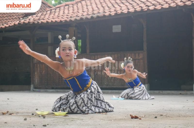 Dengan gerakan yang luwes dan penuh percaya diri, para penari cilik seumuran anak SD ini menampilkan Tari Lilin di hadapan pelatih dan para orang tua mereka.&nbsp;(Inibaru.id/ Sekarwati)