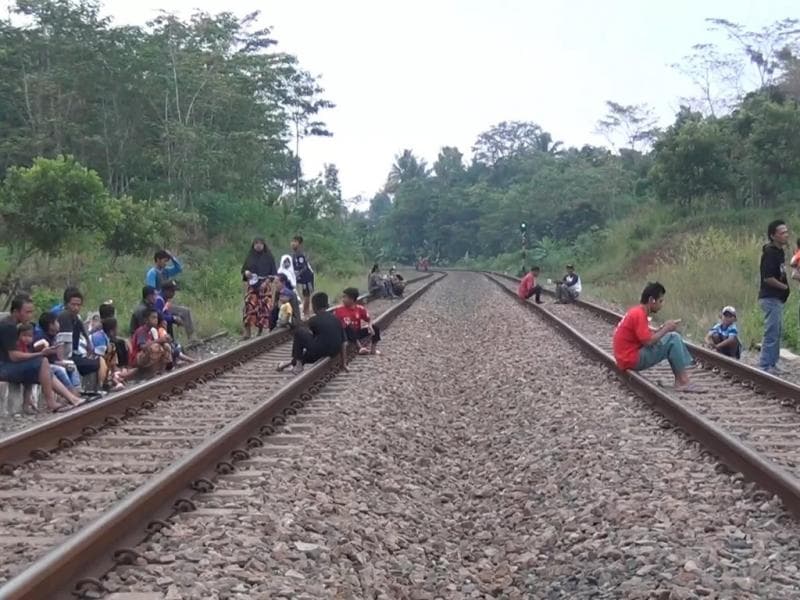Dilarang Keras Beraktivitas di Rel Kereta, Bisa Kena Kurung atau Denda!