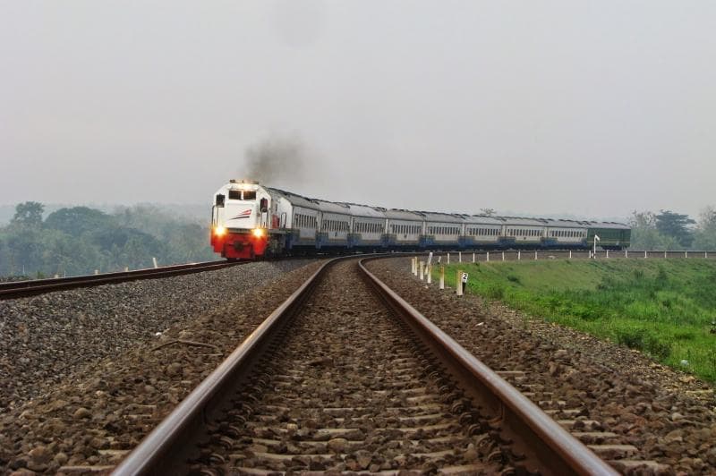 

KAI berpesan untuk menghindari kebiasaan beraktivitas di rel karena frekuensi KA yang semakin meningkat khususnya di jalur double track. (Dipo Lokomotif Mojosari)