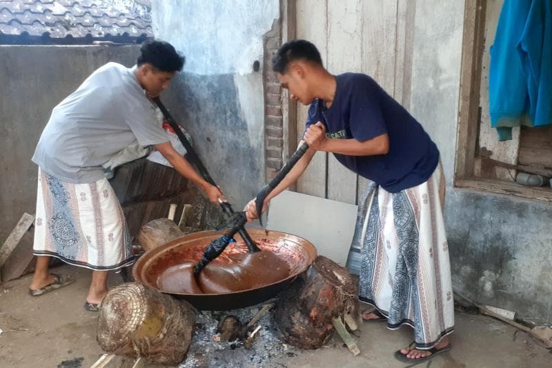 Proses pembuatan jenang tradisional yang sudah semakin jarang ditemukan. (Inibaru.id/ Arie Widodo)