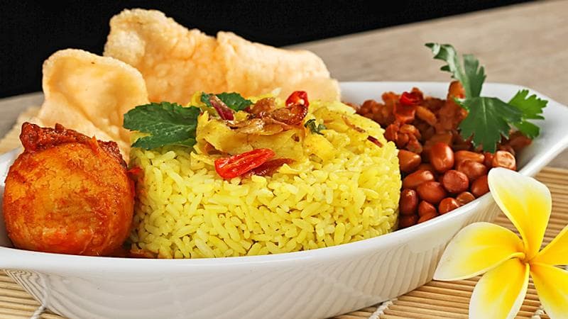 Nasi kuning pada Hari Raya Kuningan bermakna kemakmuran. (resepmasak)