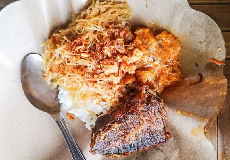 Hanya Setiap Pahing Kita Bisa Menikmati Keunikan Empal Bu Yanti