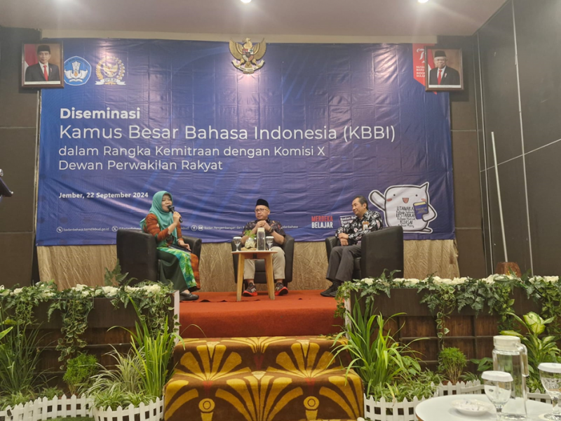Diseminasi Kamus Besar Bahasa Indonesia (KBBI) oleh Kemendikbudristek dalam kemitraan dengan Komisi X DPR RI, Minggu (22/9). (Humas Kemendikbudristek)