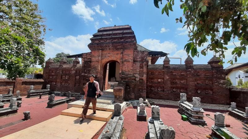 Kompleks makam kuno di sebelah barat masjid yang sering disebut sebagai Makam Mantingan. (Inibaru.id/ Imam Khanafi)