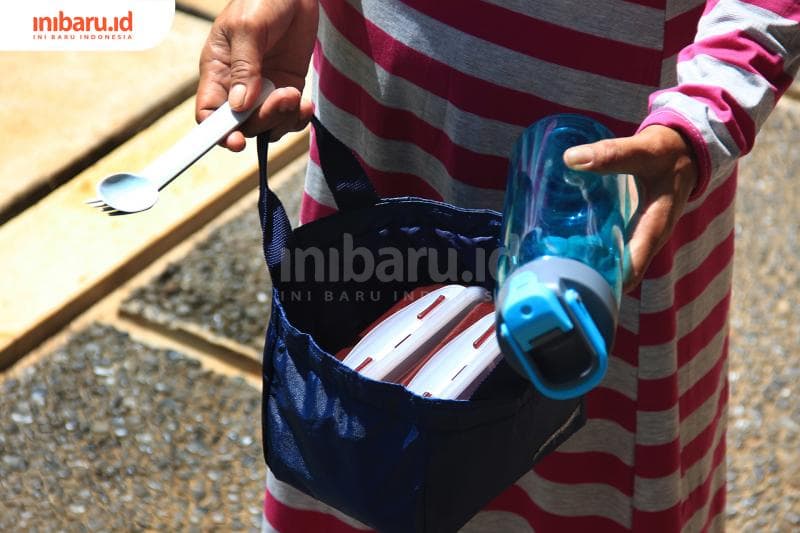 Zero waste self branding dengan bawa alat makan sendiri. (Inibaru.id/ Triawanda Tirta Aditya)