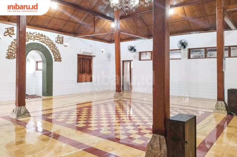 Interior Masjid Langgardalem tampak masih asli dengan empat saka berumpak, atap anyaman bambu, dan jendela kayunya yang terlihat rapi serta terawat. (Inibaru.id/ Sekarwati)