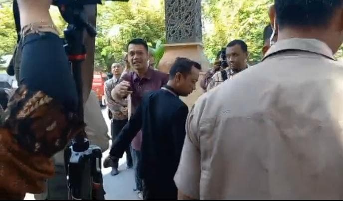 Ajudan Pj Gubernur Jateng usai melakukan penarikan kaki wartawan yang sedang melakukan wawancara, Kamis (26/9). (Inibaru.id/ Danny Adriadhi Utama)