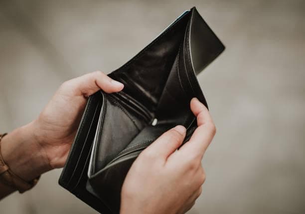 Dompet kosong dipercaya menyebabkan rezeki makin seret. (iStockphoto)