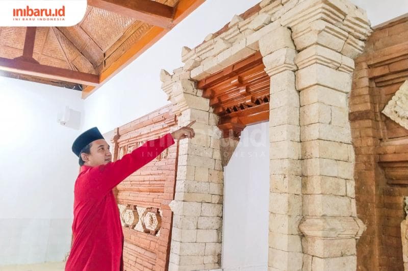 Juru Pelihara Masjid Langgardelam Kudus menunjukkan corak bangunan Hindu-Buddha di salah satu bagian masjid. (Inibaru.id/ Sekarwati)&nbsp;