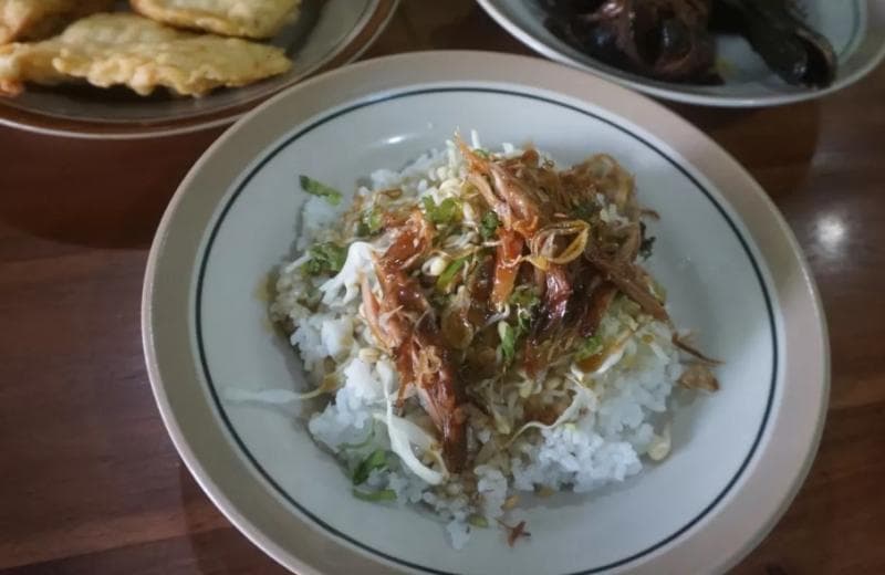 Soto garing bebek bacem yang tersedia di Warung Bu Heri Klaten. (Radarsolo/Angga Purendra)