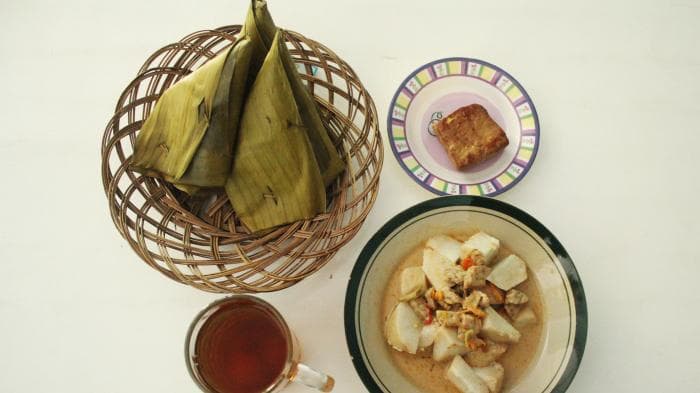 Mirip ketupat, sompil jogonalan terbuat dari beras yang dibungkus daun bambu apus. (Tribunnews/Hamim Thohari)