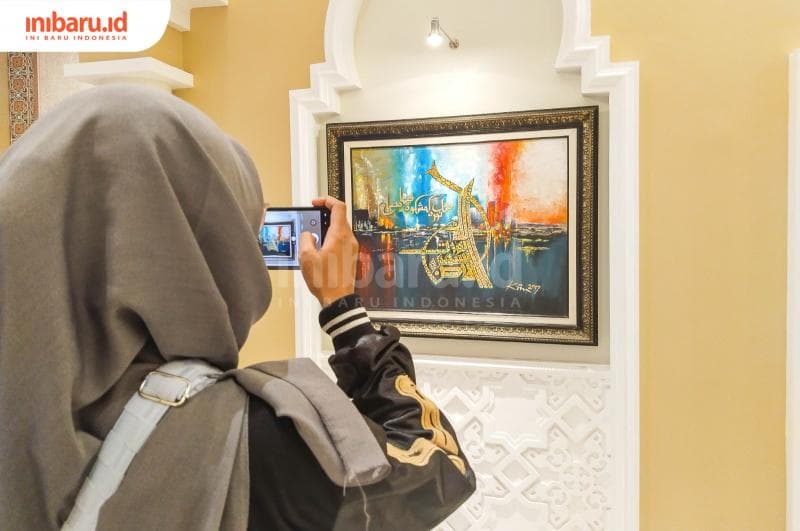 Pengunjung memotret koleksi kaligrafi di Museum Jenang Gusjigang Kudus.&nbsp;(Inibaru.id/ Sekarwati)