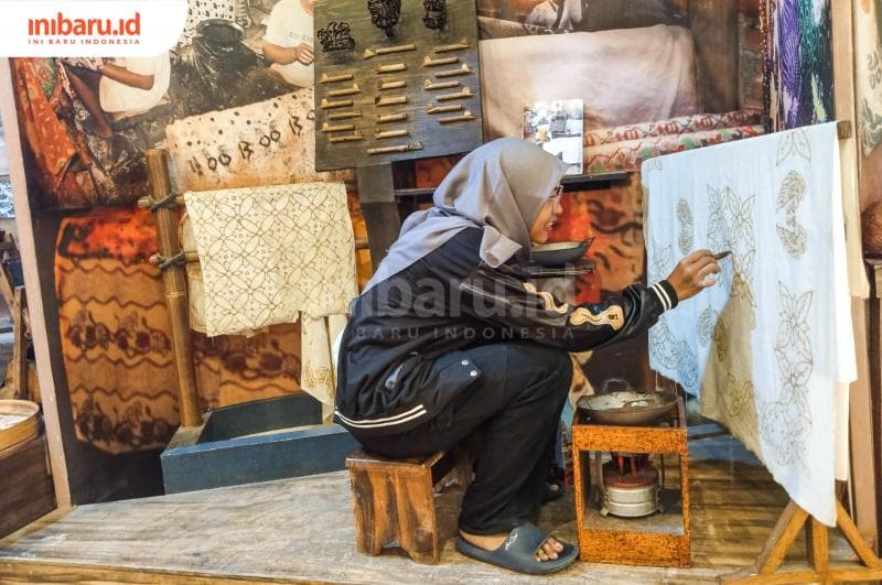 Di Museum Jenang Gusjigang Kudus, pengunjung bisa belajar membatik.&nbsp;(Inibaru.id/ Sekarwati)&nbsp;