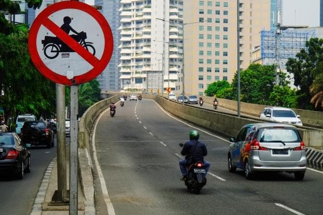 Pemasangan Alat Peraga Kampanye di Rambu Lalu Lintas Dilarang