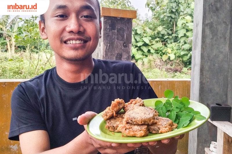 Yohanes Rudianto menunjukkan rolade daun kelor bikinannya yang sudah siap santap. (Inibaru.id/&nbsp;Sekarwati)