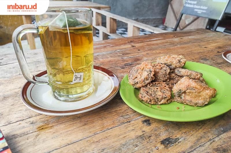 Rolade daun kelor enak disajikan bersama teh kelor yang juga merupakan produk bikinan Yohanes Rudianto.&nbsp;(Inibaru.id/ Sekarwati)&nbsp;