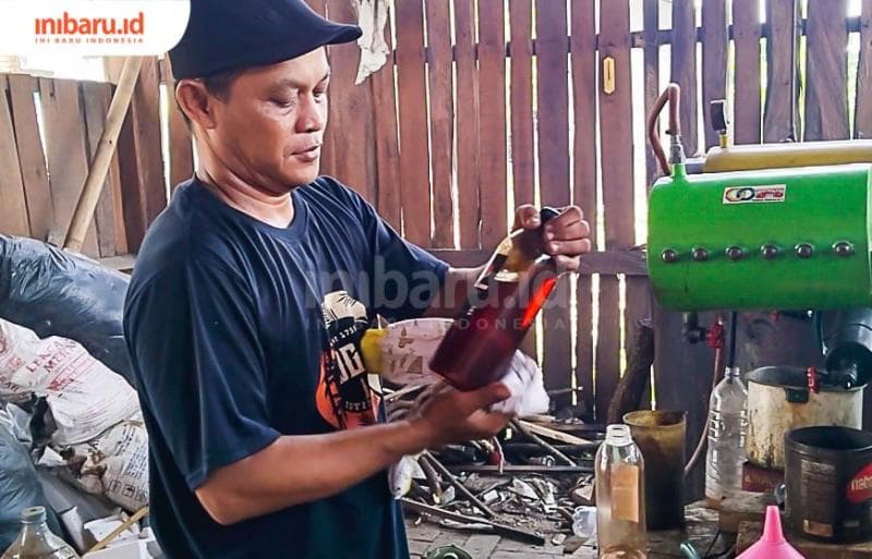 Solar satu liter dari sampah plastik siap dijual ke konsumen.&nbsp;(Inibaru.id/ Sekarwati)