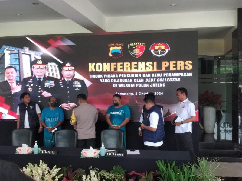 Kabid Humas Polda Jateng Kombes Artanto beserta Direskrimum tengah meminta keterangan tersangka dalam pers rilis di Polda Jateng, Rabu (2/10) (Inibaru.id/ Danny Adriadhi Utama)