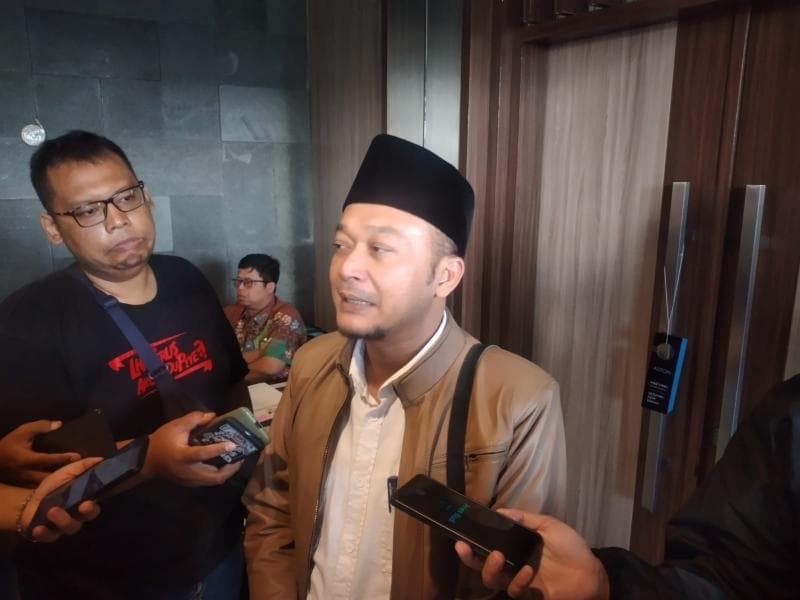 Ketua KPU Jateng Handi Tri Ujiono saat diwawancarai media. (Inibaru.id/ Danny Adriadhi Utama)