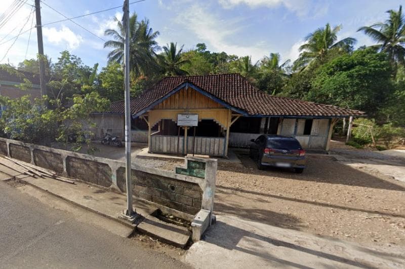 Bangunan bekas kantor Onderdistrict Rongkop peninggalan zaman Belanda. (Googlestreetview)